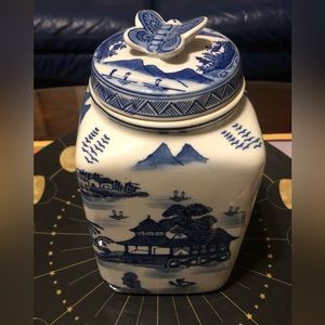 Rare Chinese Vintage Blue & White Ginger Container w/butterfly lid